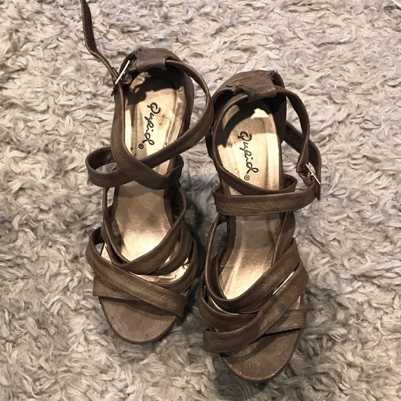 🛑 SOLD! Wedge Heel Sandals w/ Woven Pattern 🛑 - Picture 3 of 6